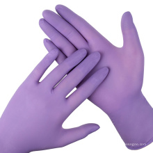 Examen des gants jetables en nitrile à des fins médicales